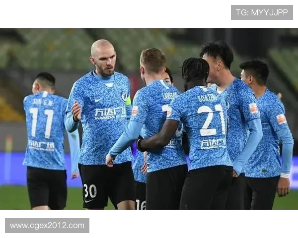 上海篮球队耐力争议引发热议球迷对球队表现的期待与质疑交织